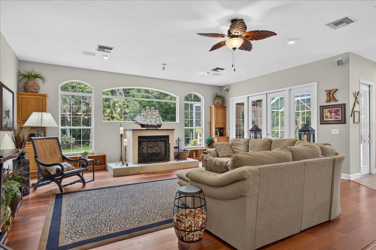 CRESCENT OAKS COUNTR - Residential
