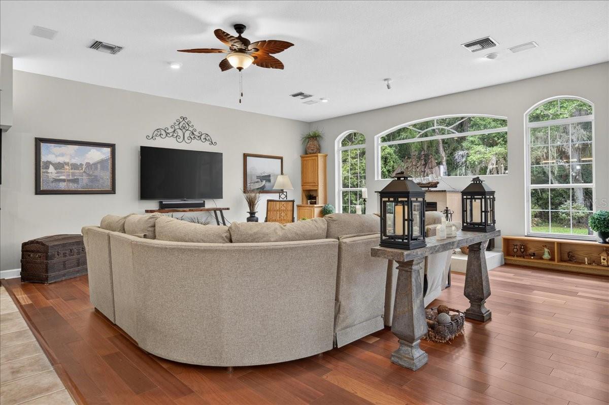 CRESCENT OAKS COUNTR - Residential