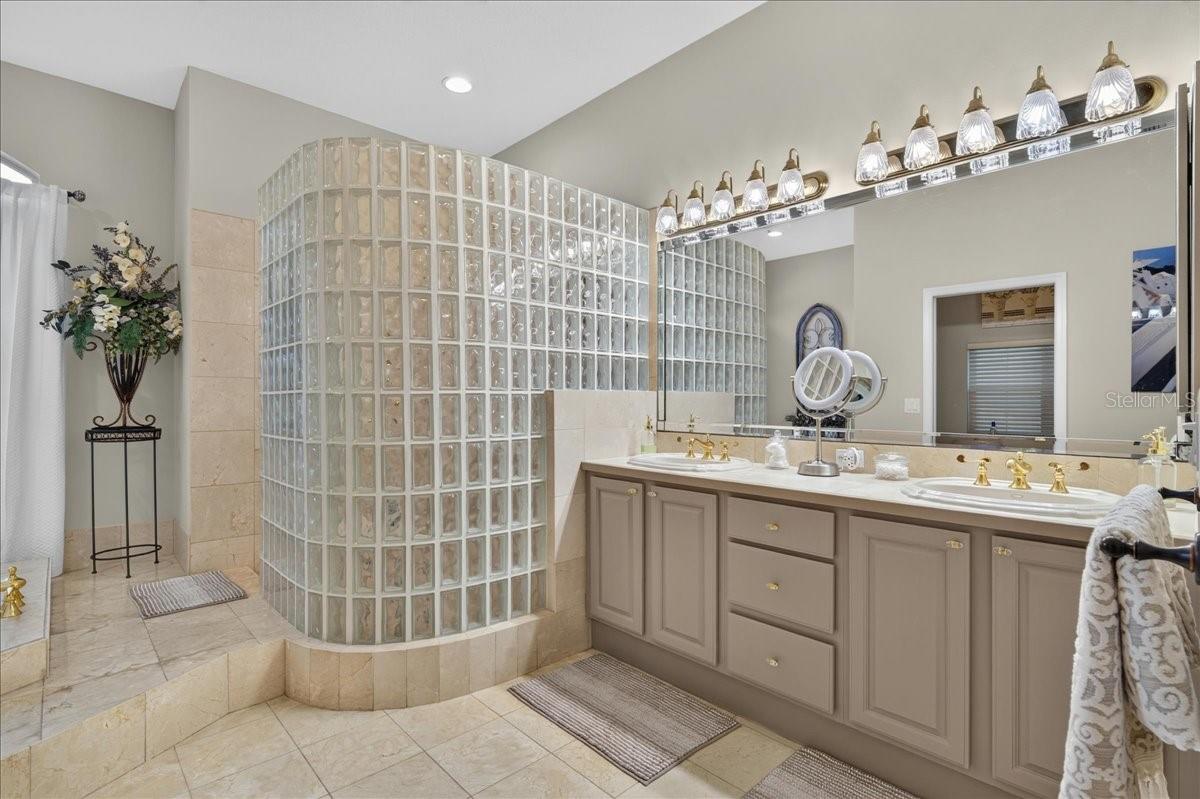 CRESCENT OAKS COUNTR - Residential
