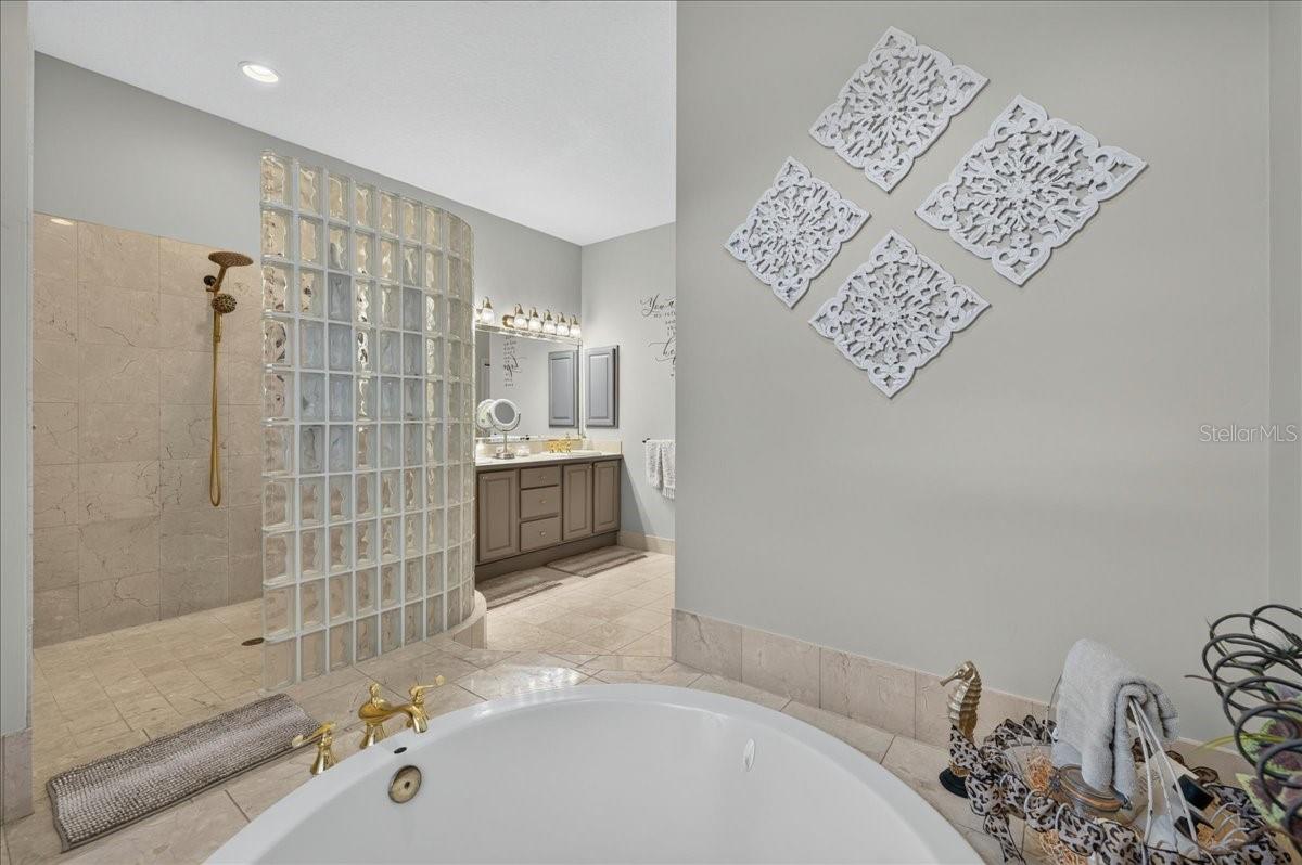 CRESCENT OAKS COUNTR - Residential
