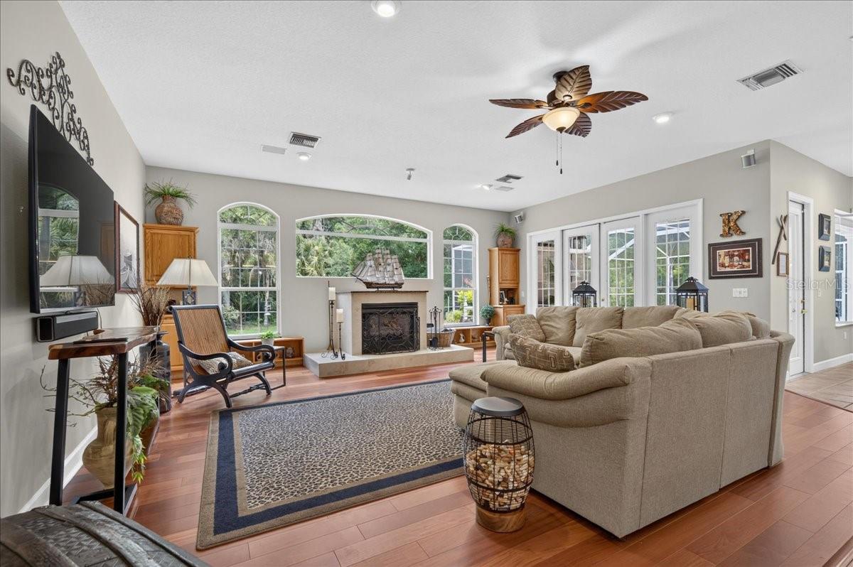 CRESCENT OAKS COUNTR - Residential