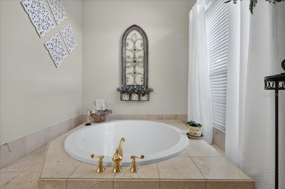 CRESCENT OAKS COUNTR - Residential