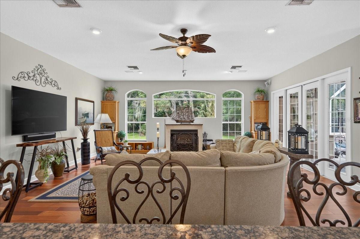 CRESCENT OAKS COUNTR - Residential