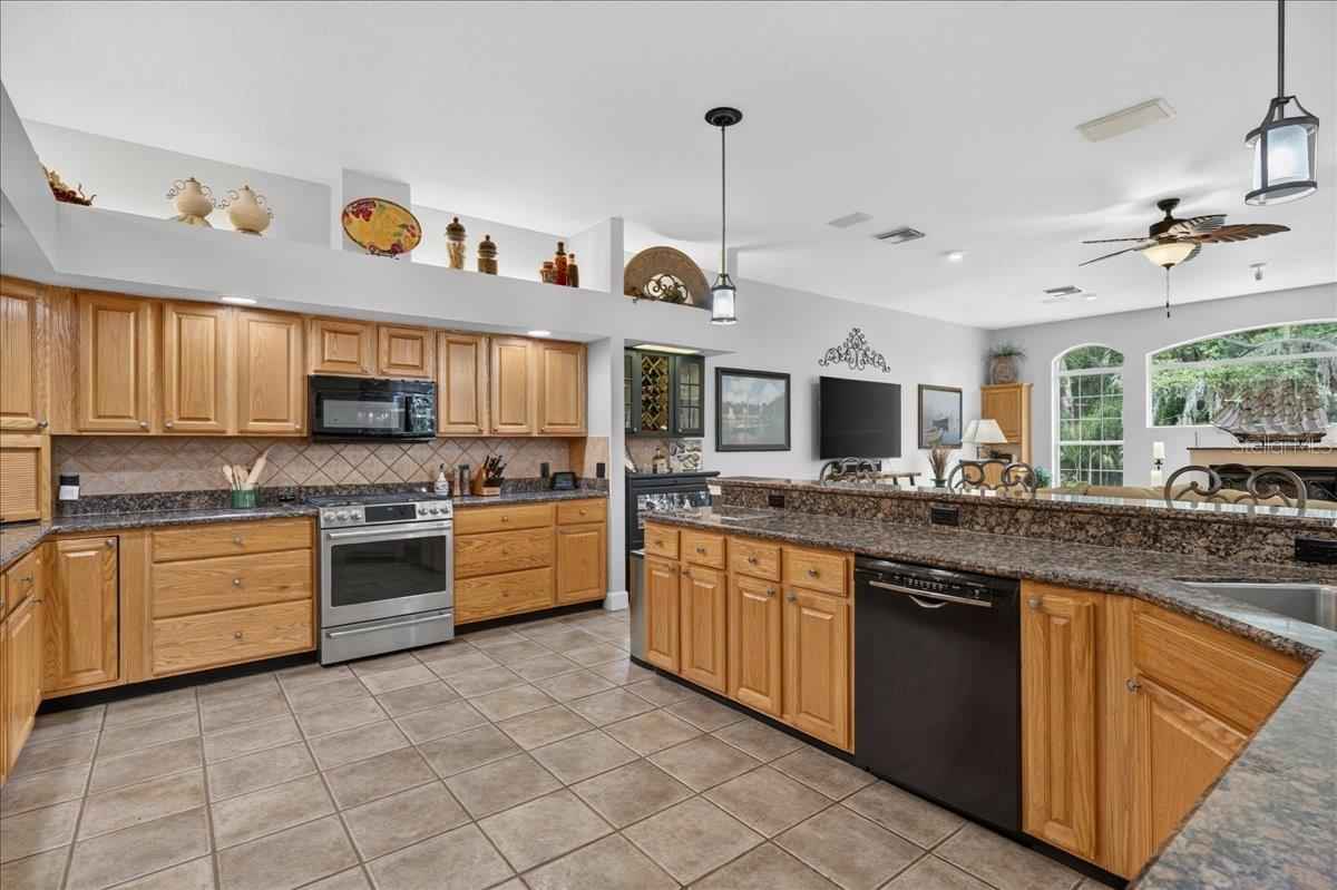 CRESCENT OAKS COUNTR - Residential