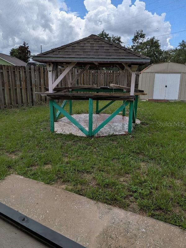 COUNTRY CHASE - Residential