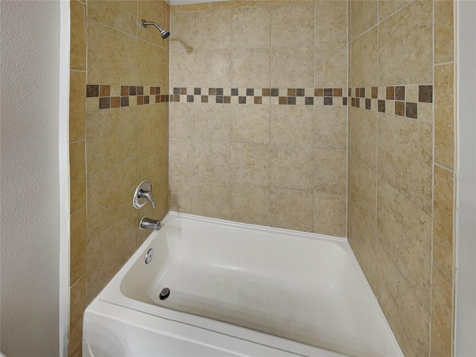 MALLORY SQUARE PH 01 - Residential Lease
