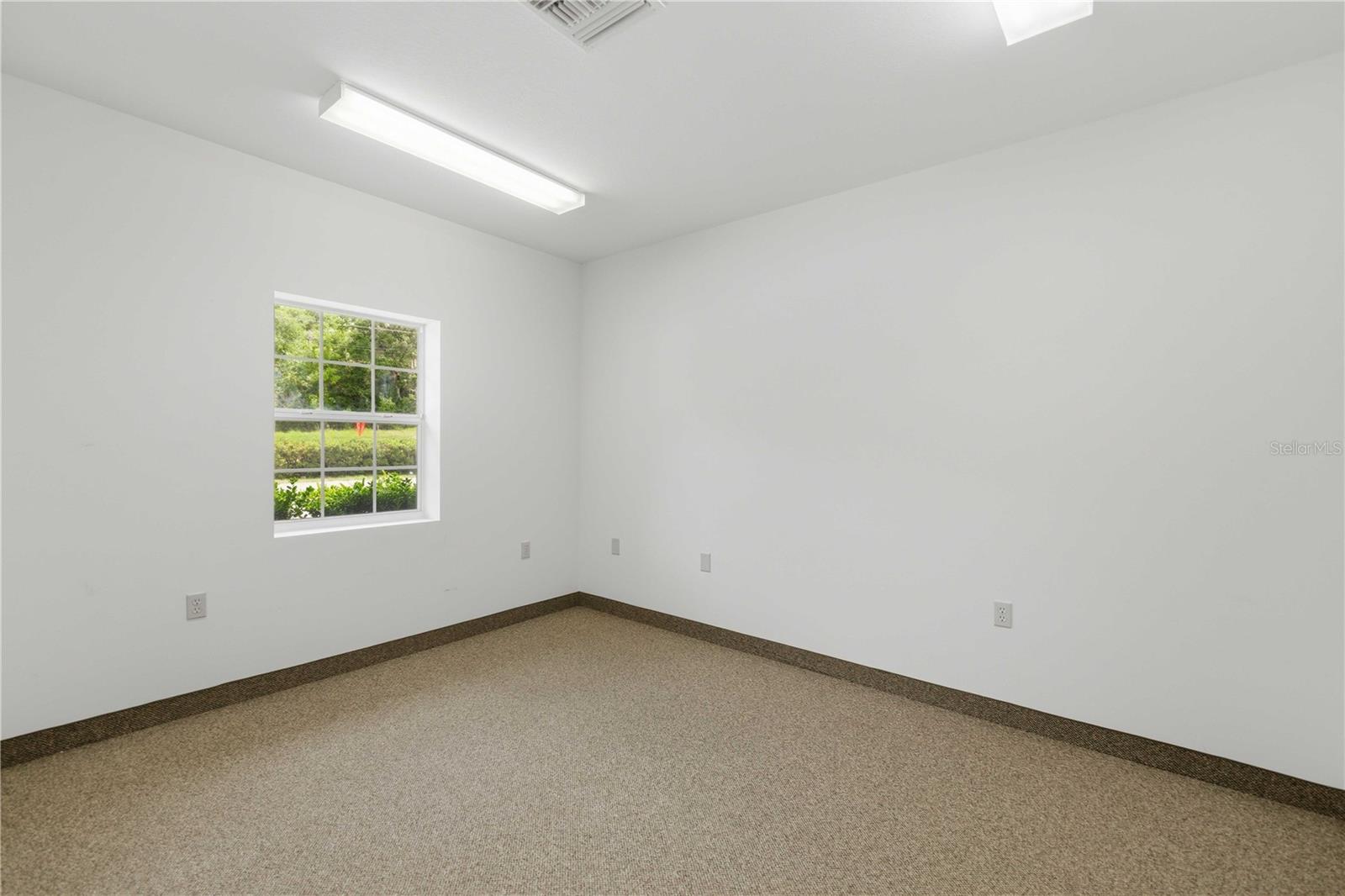 TH ST INDUSTRIAL COMPLEX - Commercial Lease