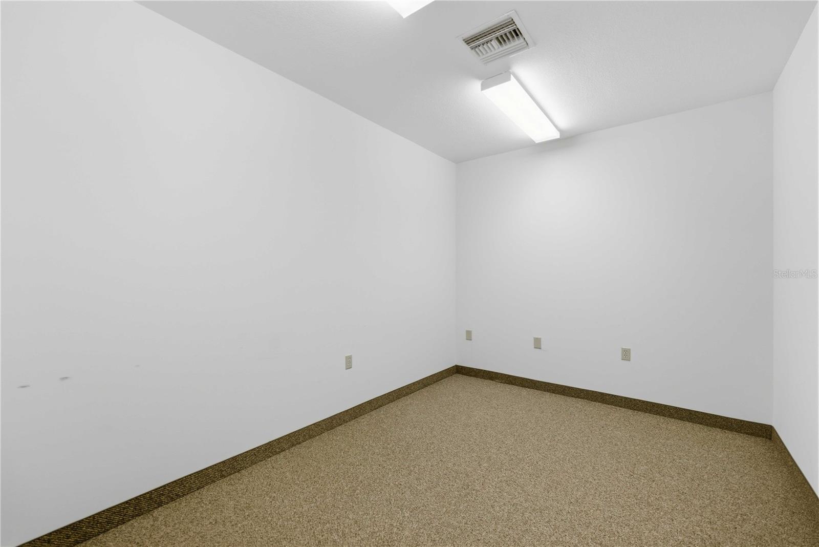 TH ST INDUSTRIAL COMPLEX - Commercial Lease