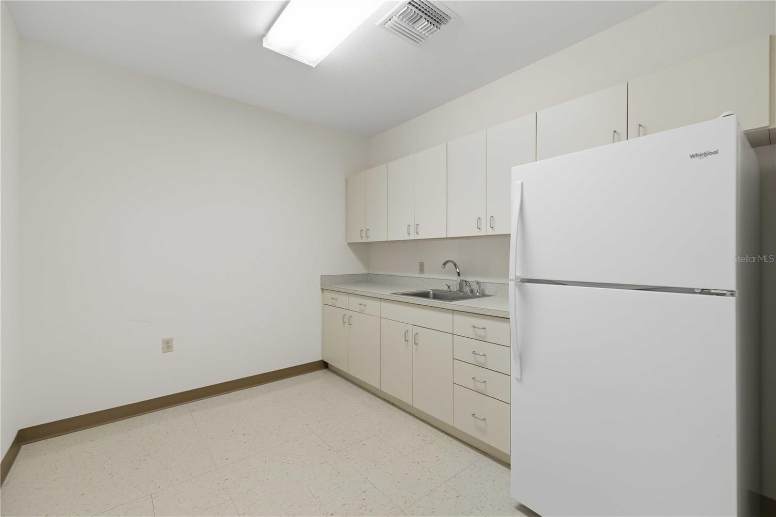 TH ST INDUSTRIAL COMPLEX - Commercial Lease