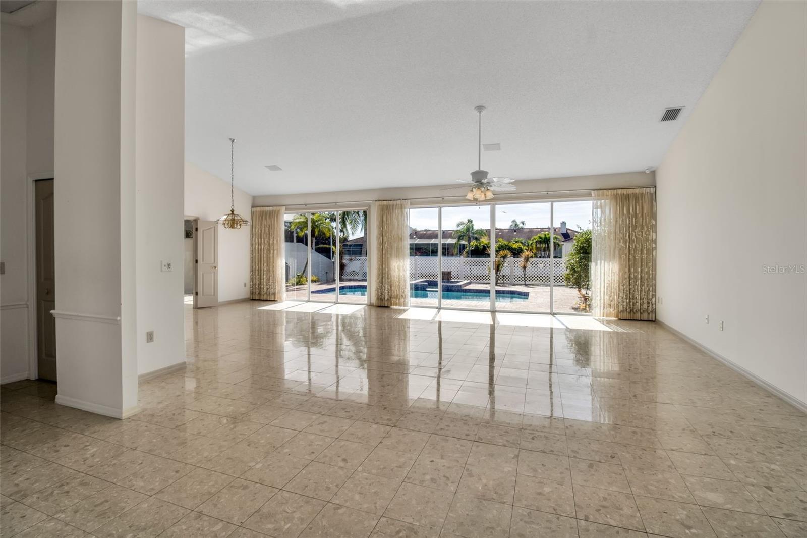 PALM COURT - Residential
