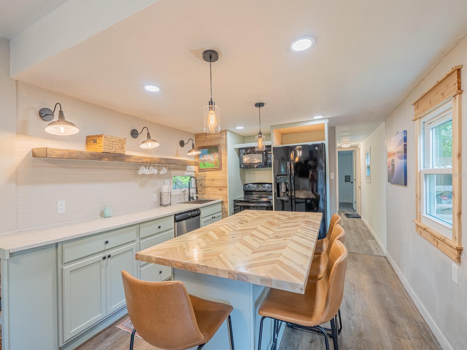 BUCKSKIN LAKE MANOR - Residential