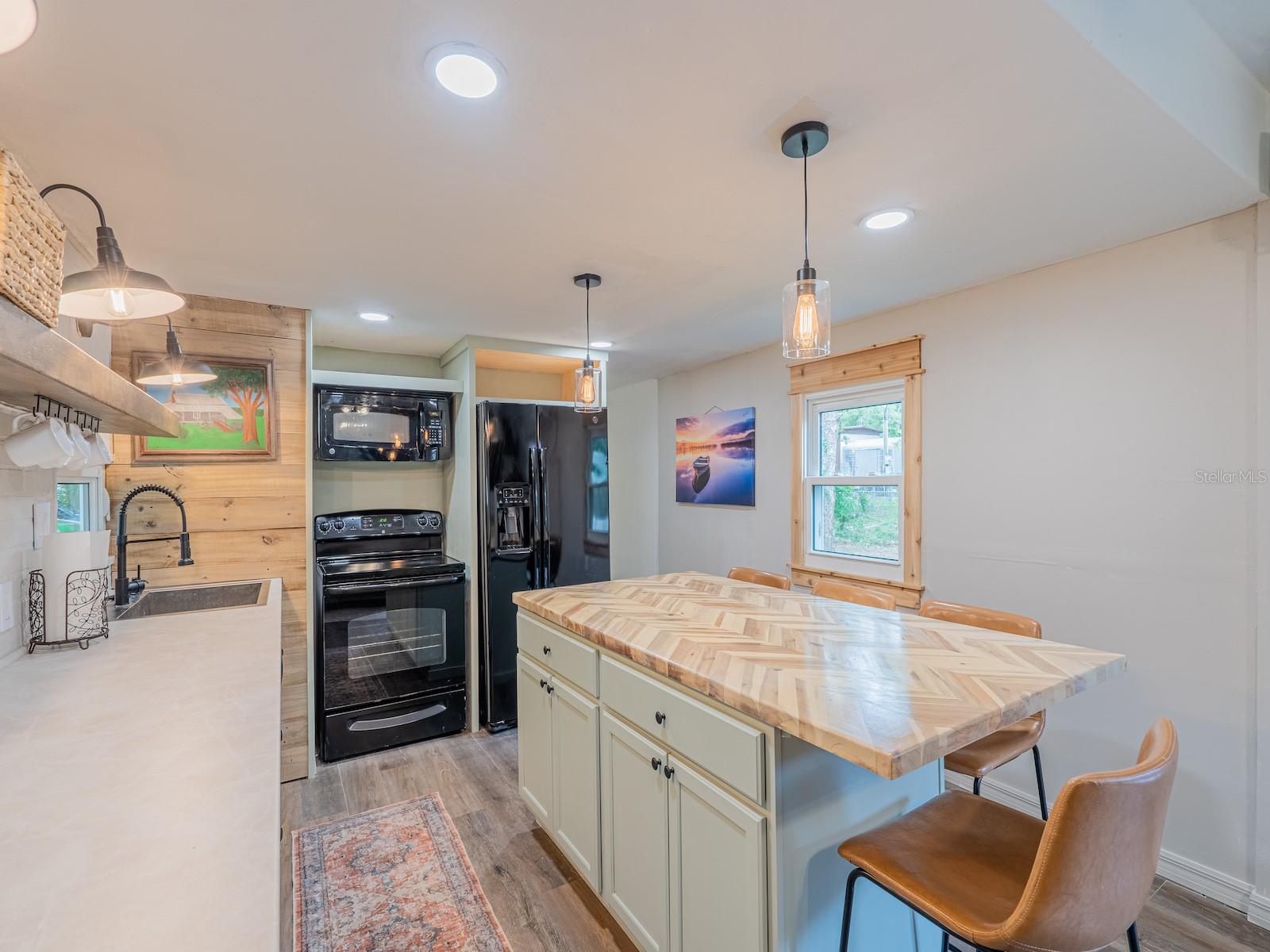 BUCKSKIN LAKE MANOR - Residential