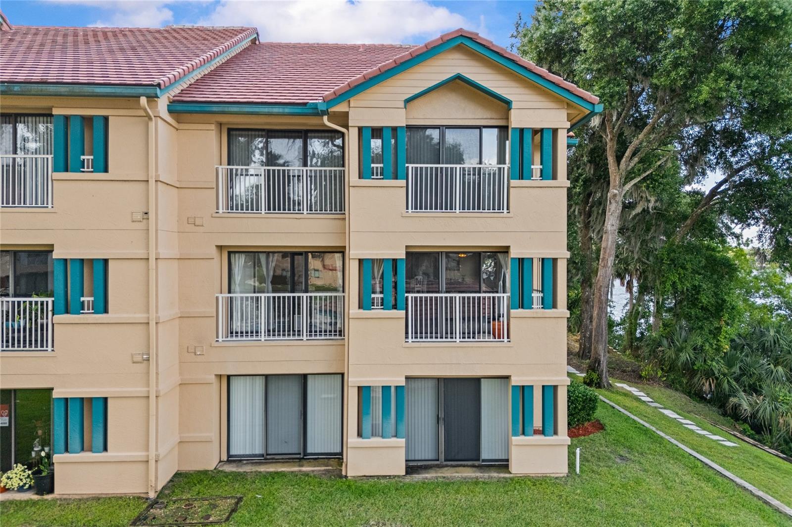SPORTSMANS LODGE - Residential