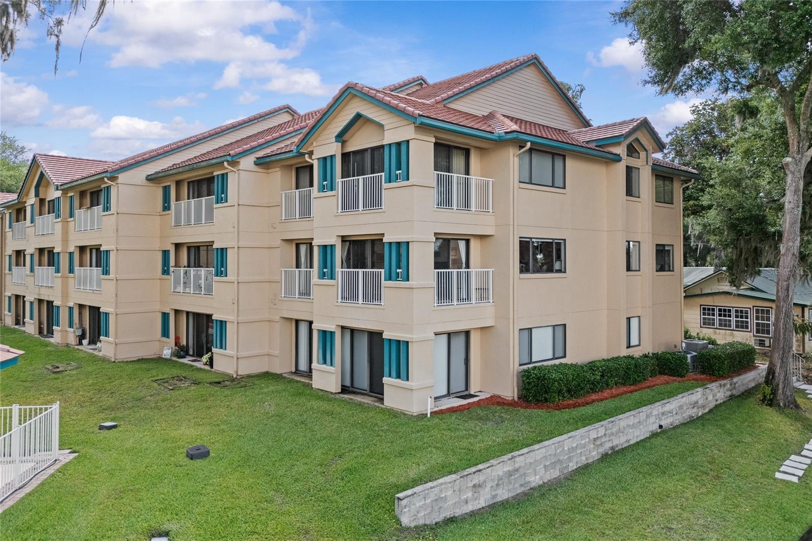 SPORTSMANS LODGE - Residential