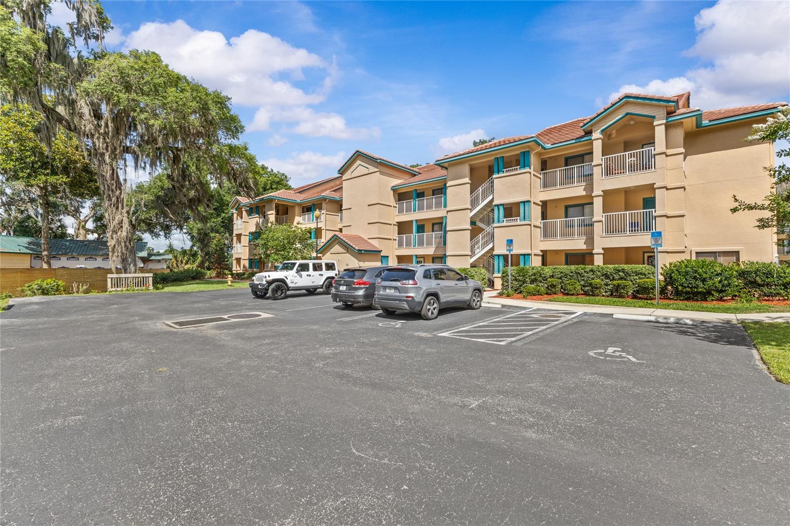 SPORTSMANS LODGE - Residential