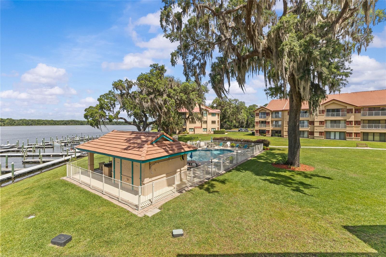 SPORTSMANS LODGE - Residential