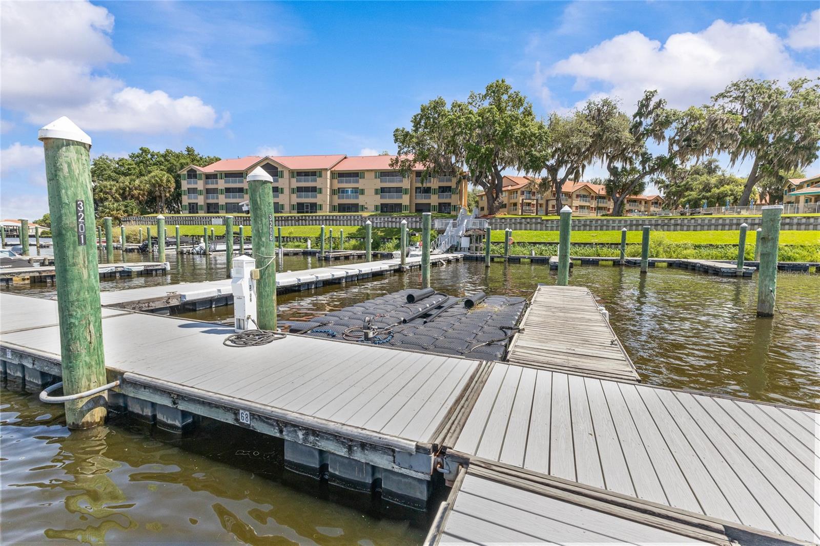 SPORTSMANS LODGE - Residential