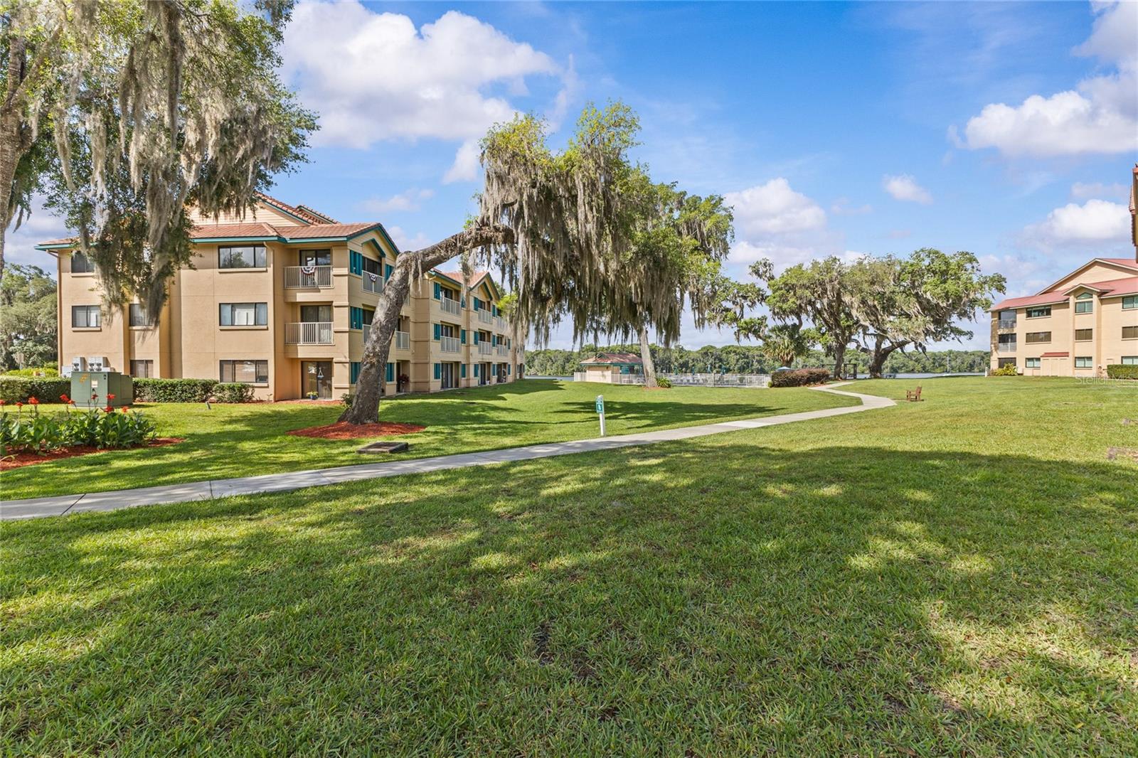 SPORTSMANS LODGE - Residential