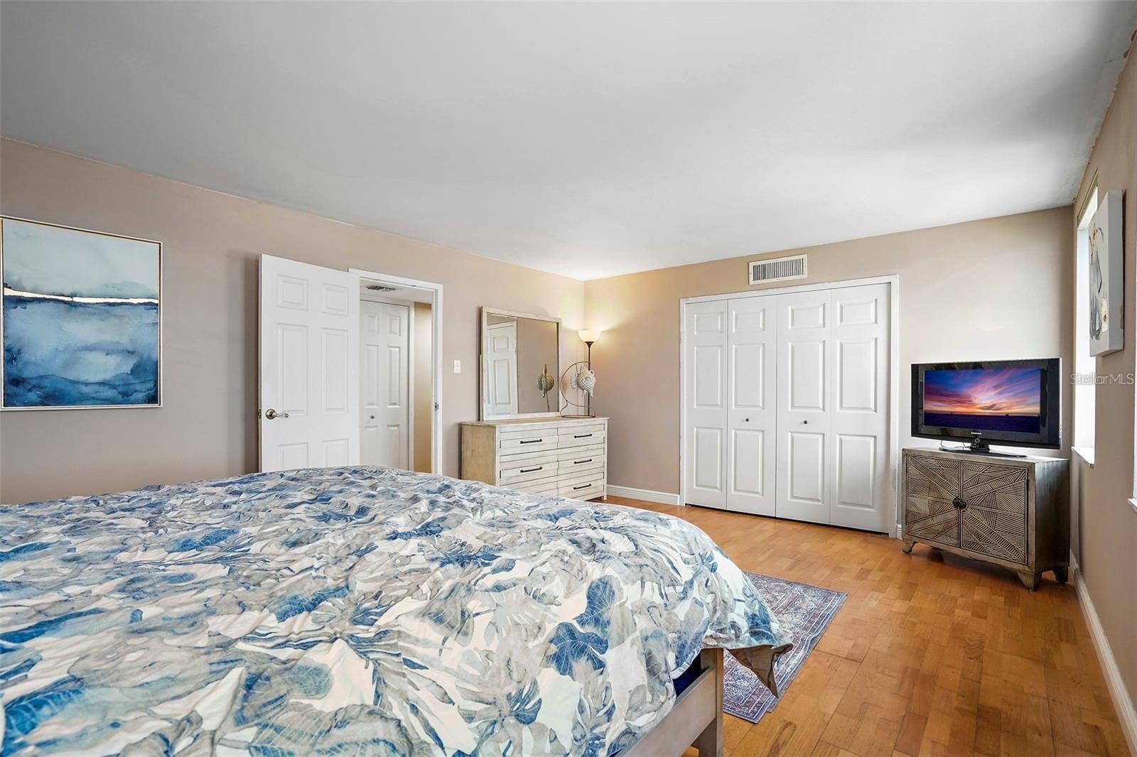 PARADISE ISLAND TOWERS CONDO - Residential