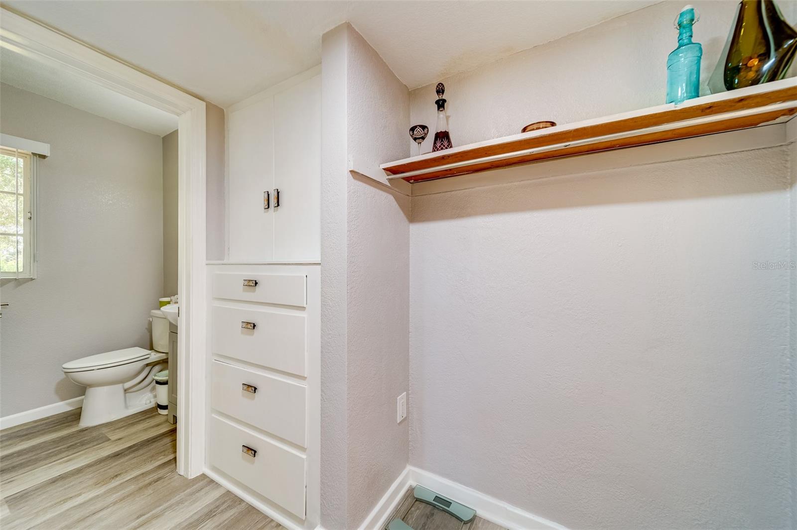 EDGEWATER ESTATES - Residential Lease