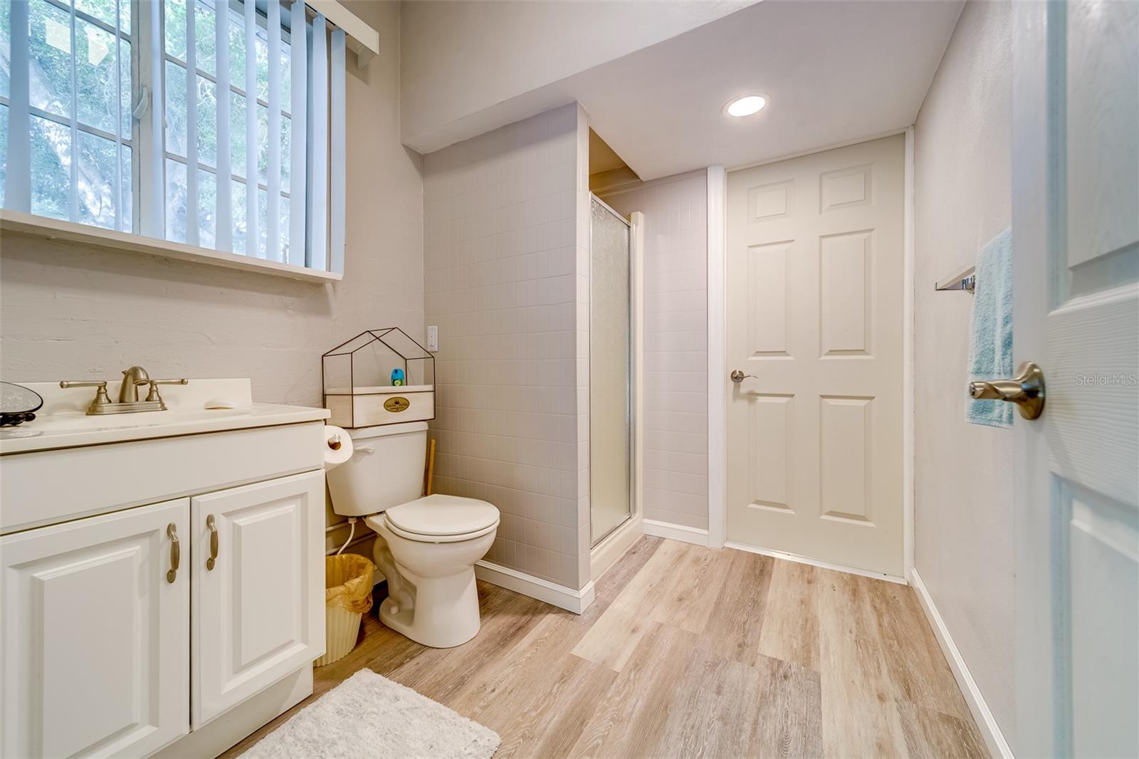 EDGEWATER ESTATES - Residential Lease