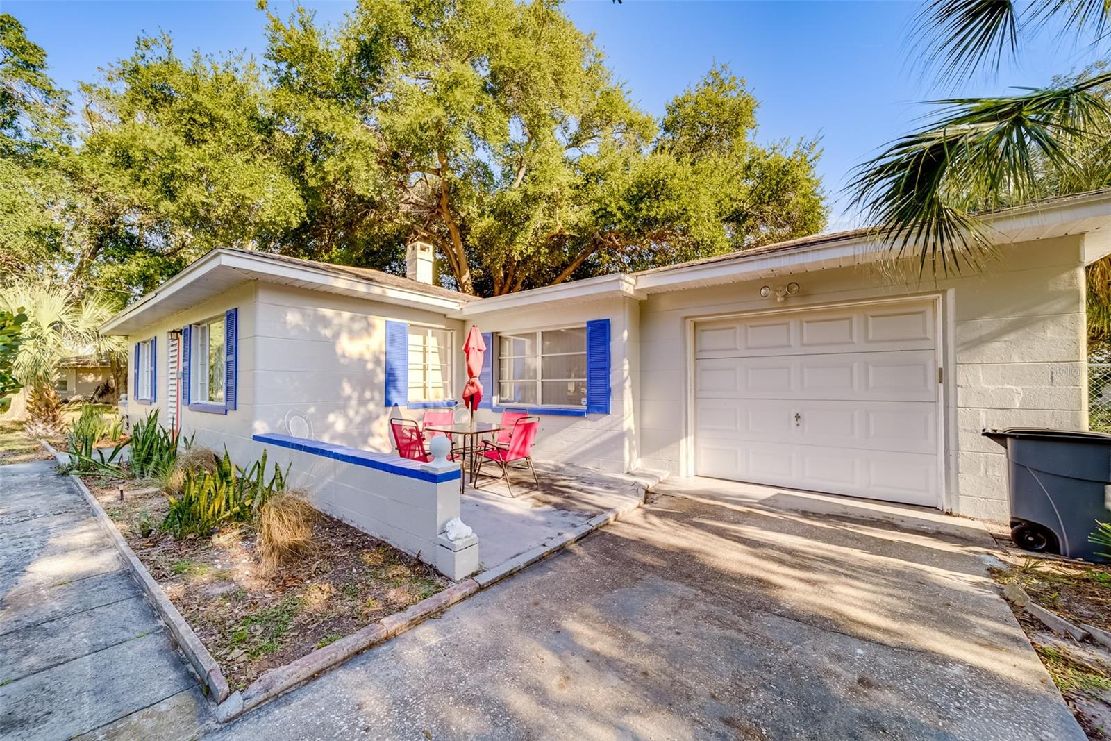 EDGEWATER ESTATES - Residential Lease