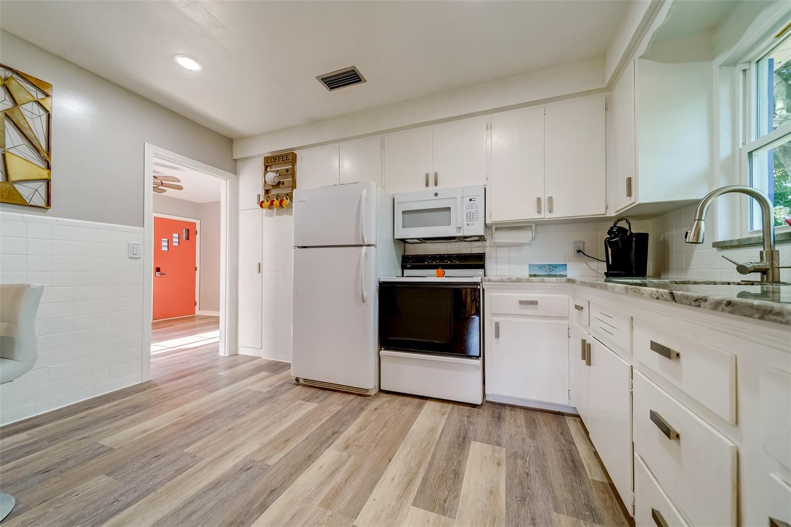 EDGEWATER ESTATES - Residential Lease