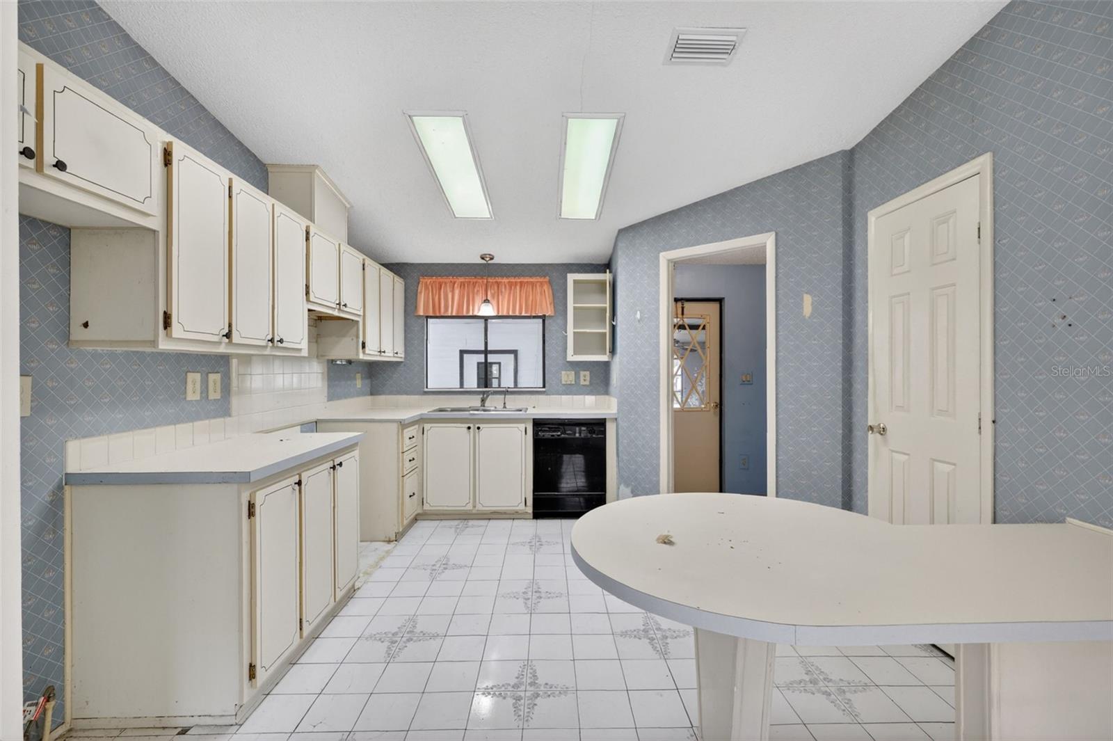 LADY LAKE ORANGE BLOSSOM GARDENS UNIT 09 - Residential