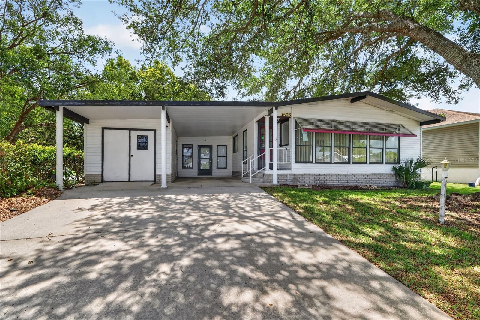 LADY LAKE ORANGE BLOSSOM GARDENS UNIT 09 - Residential