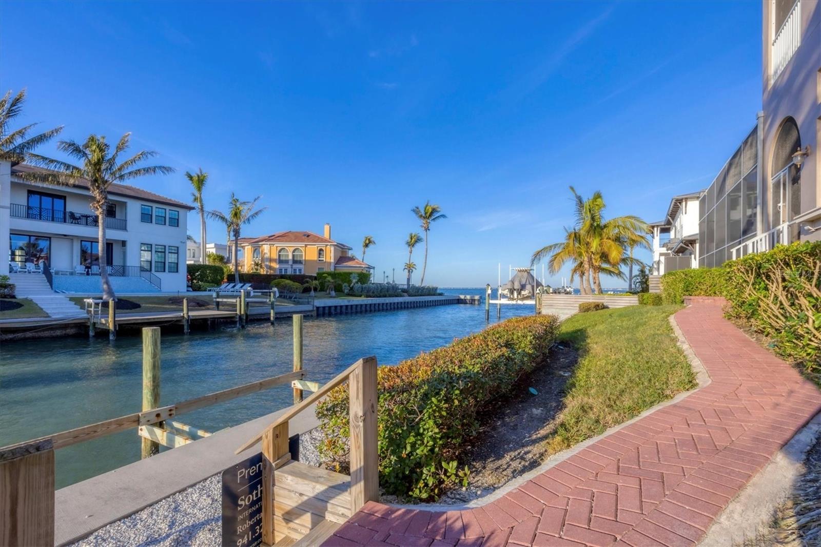 COUNTRY CLUB SHORES - Residential