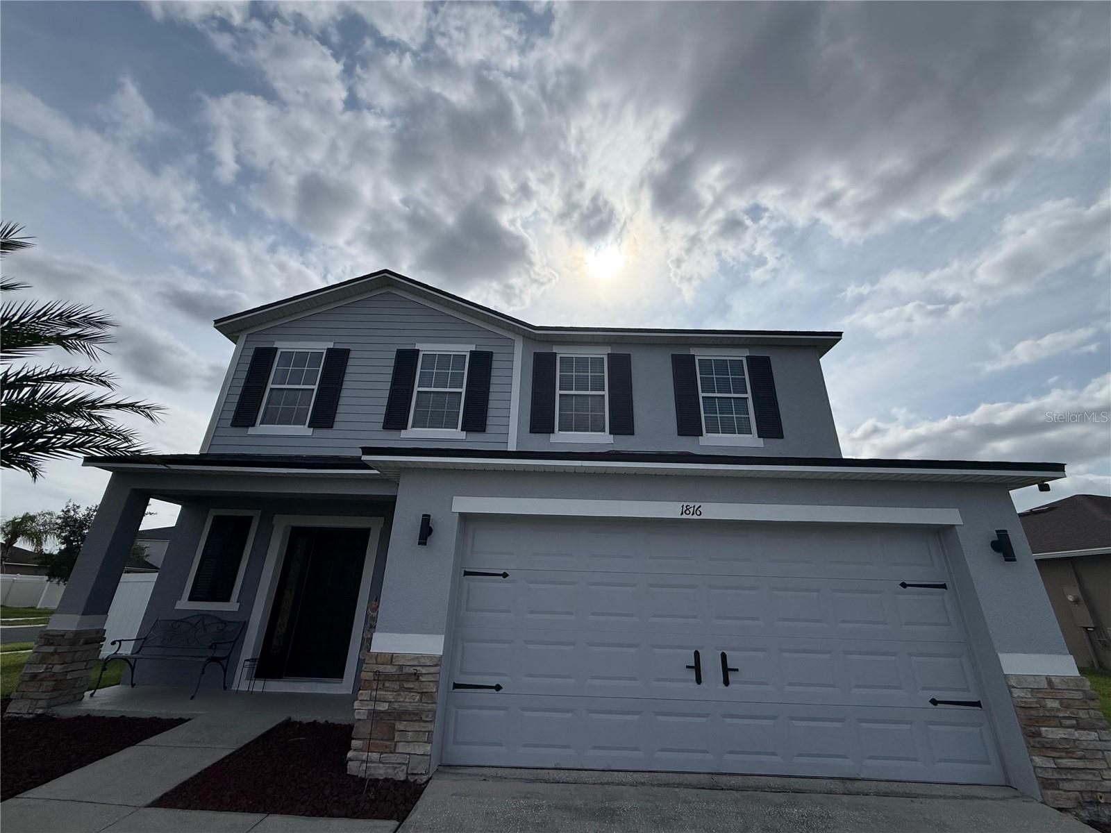 Imagine living here: a closed and quiet community, a corner house with spacious areas, recent upgrades, and a strategic location near stores, schools, and main roads like 192. The price is aligned with active and sold comparables in the last 6 months. If you need more information, you can call me and we can schedule a visit.