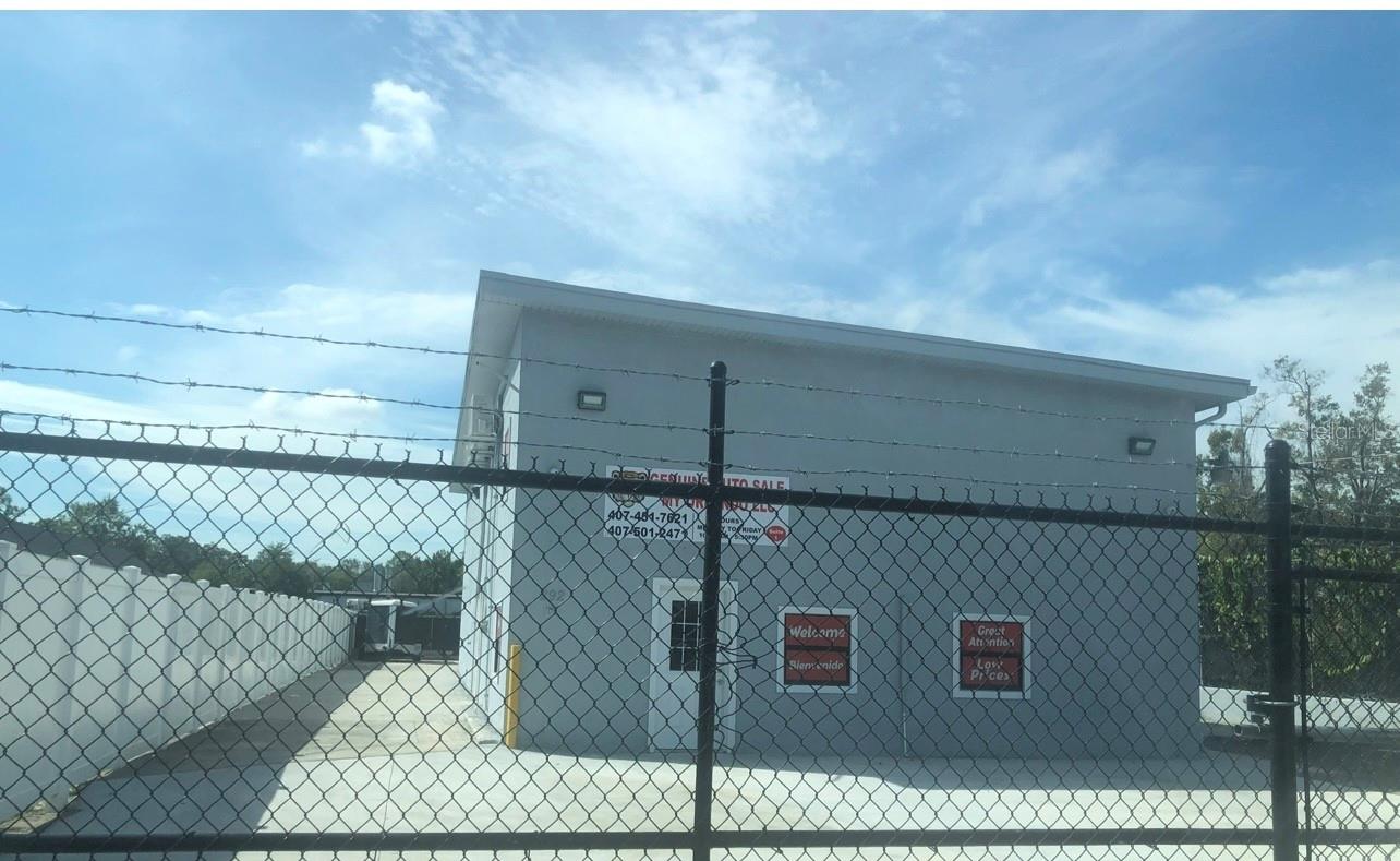 Great commercial property in the Taft area!  This is a great mixed use space for any business endeavor with lots of movement in the area!