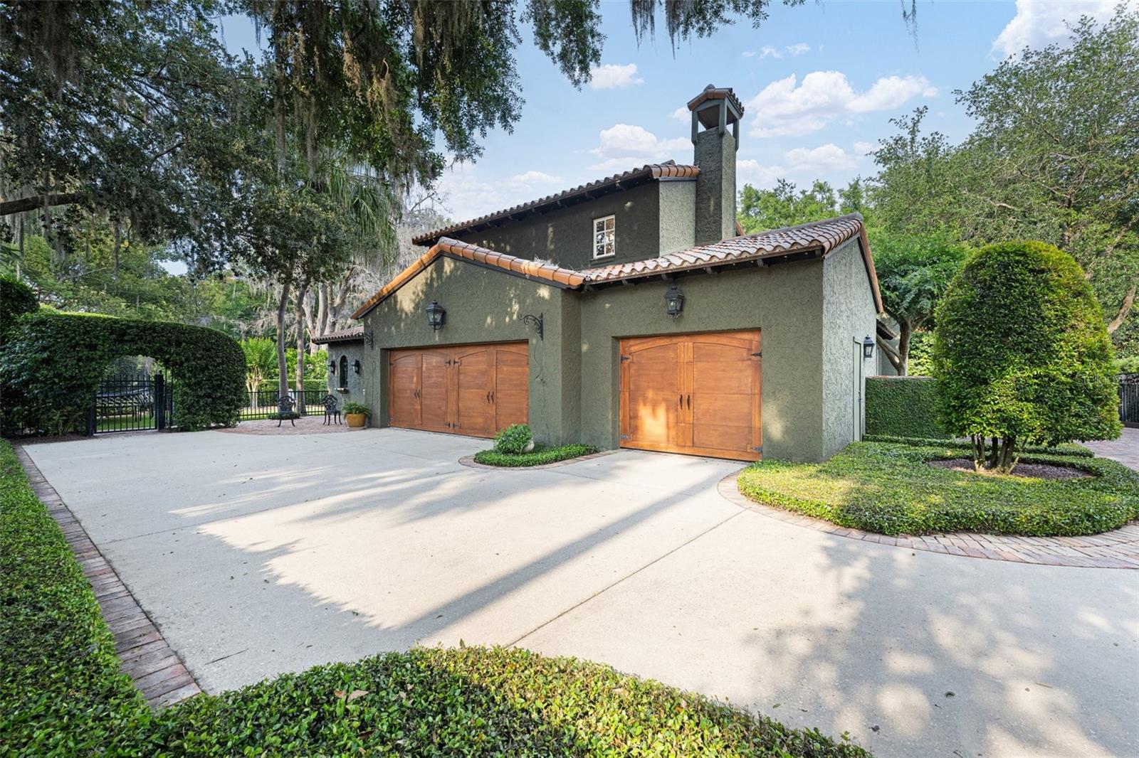 TWELVE OAKS - Residential