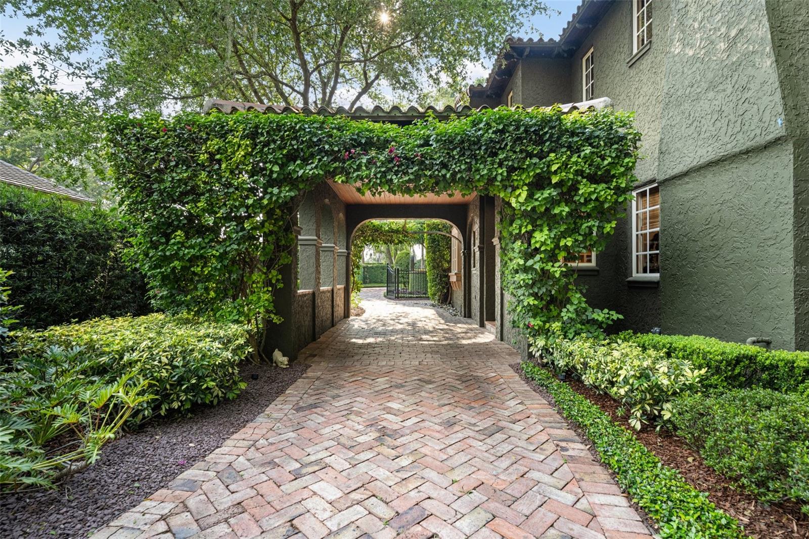 TWELVE OAKS - Residential