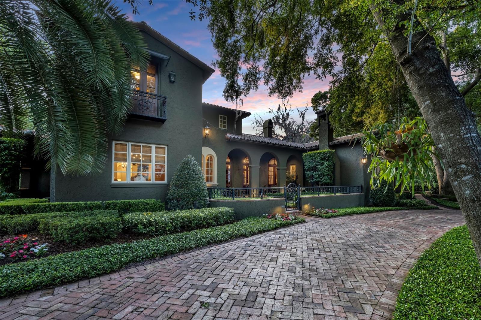 TWELVE OAKS - Residential
