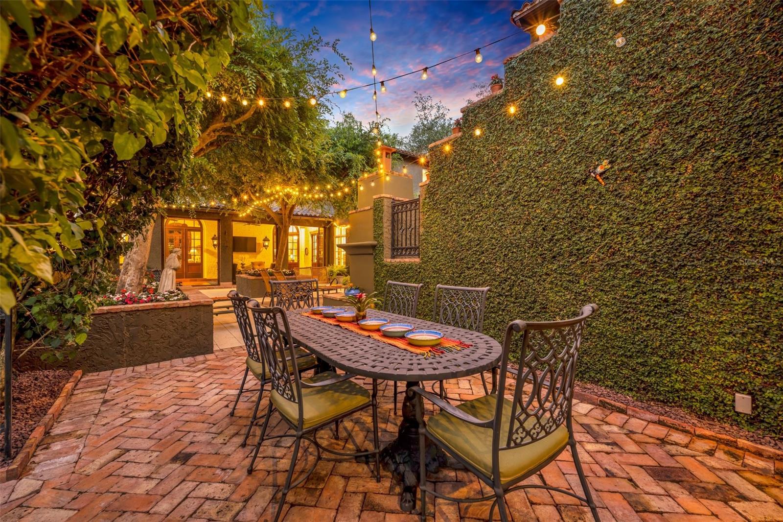 TWELVE OAKS - Residential