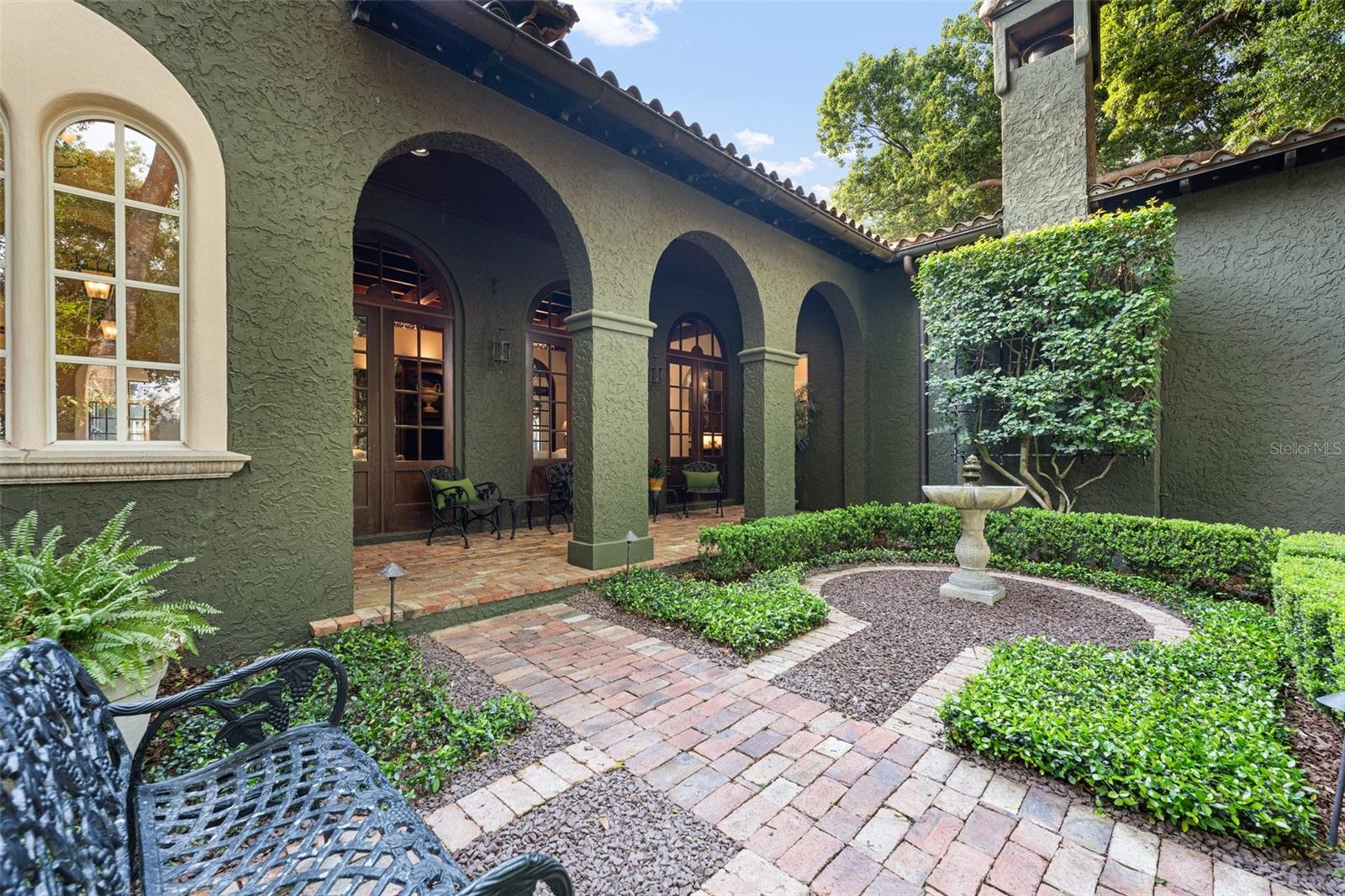 TWELVE OAKS - Residential