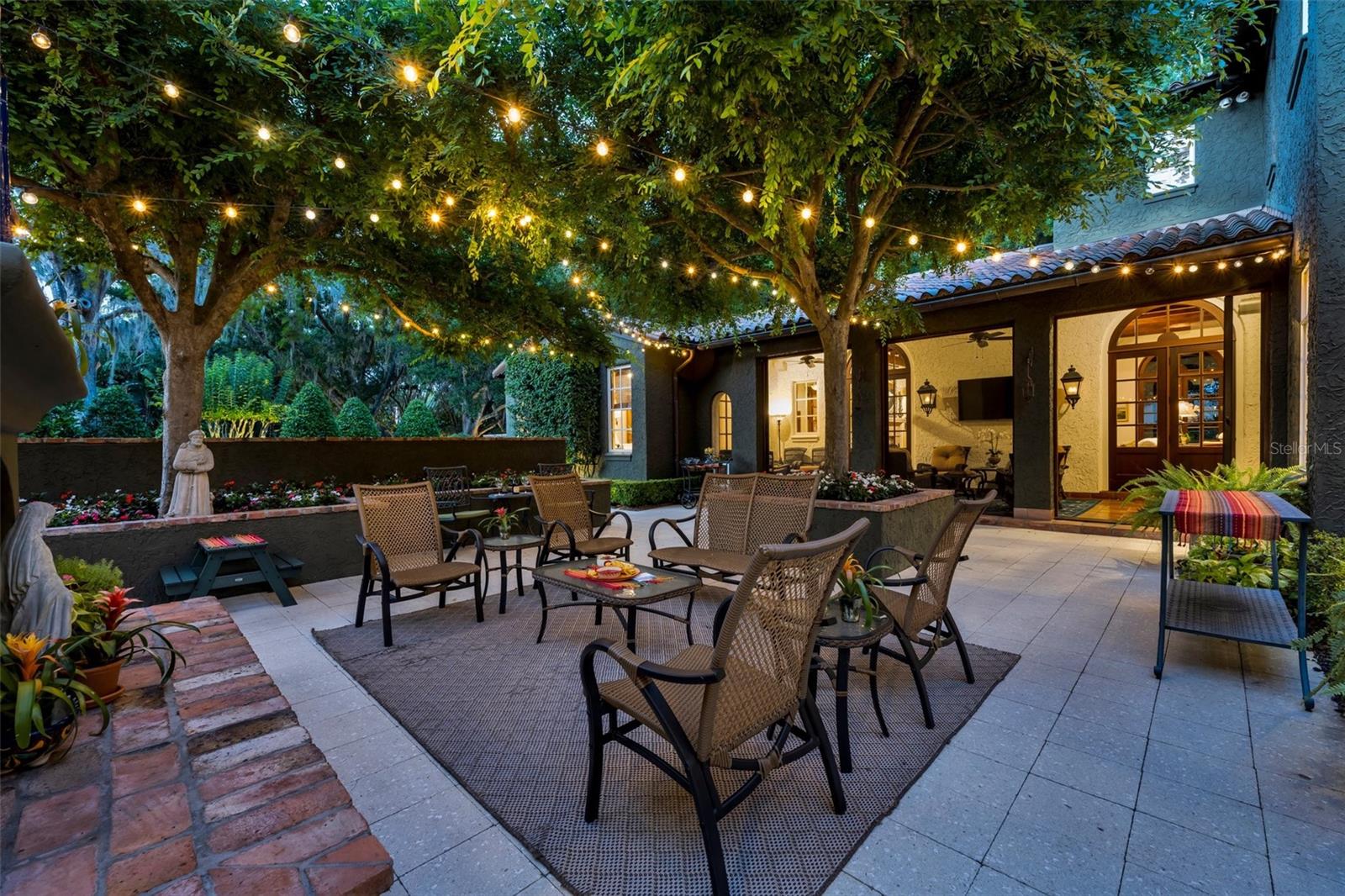 TWELVE OAKS - Residential