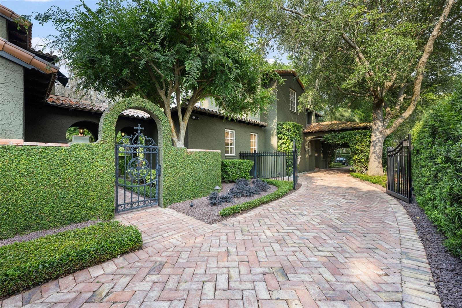 TWELVE OAKS - Residential