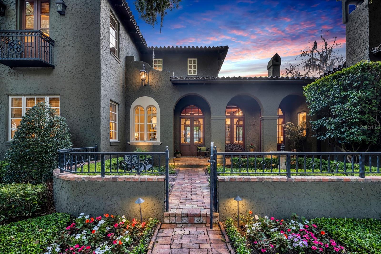 TWELVE OAKS - Residential