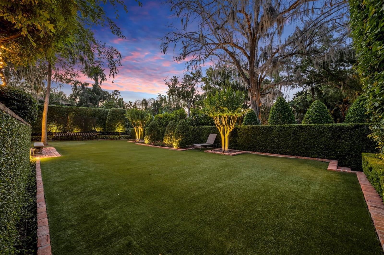 TWELVE OAKS - Residential
