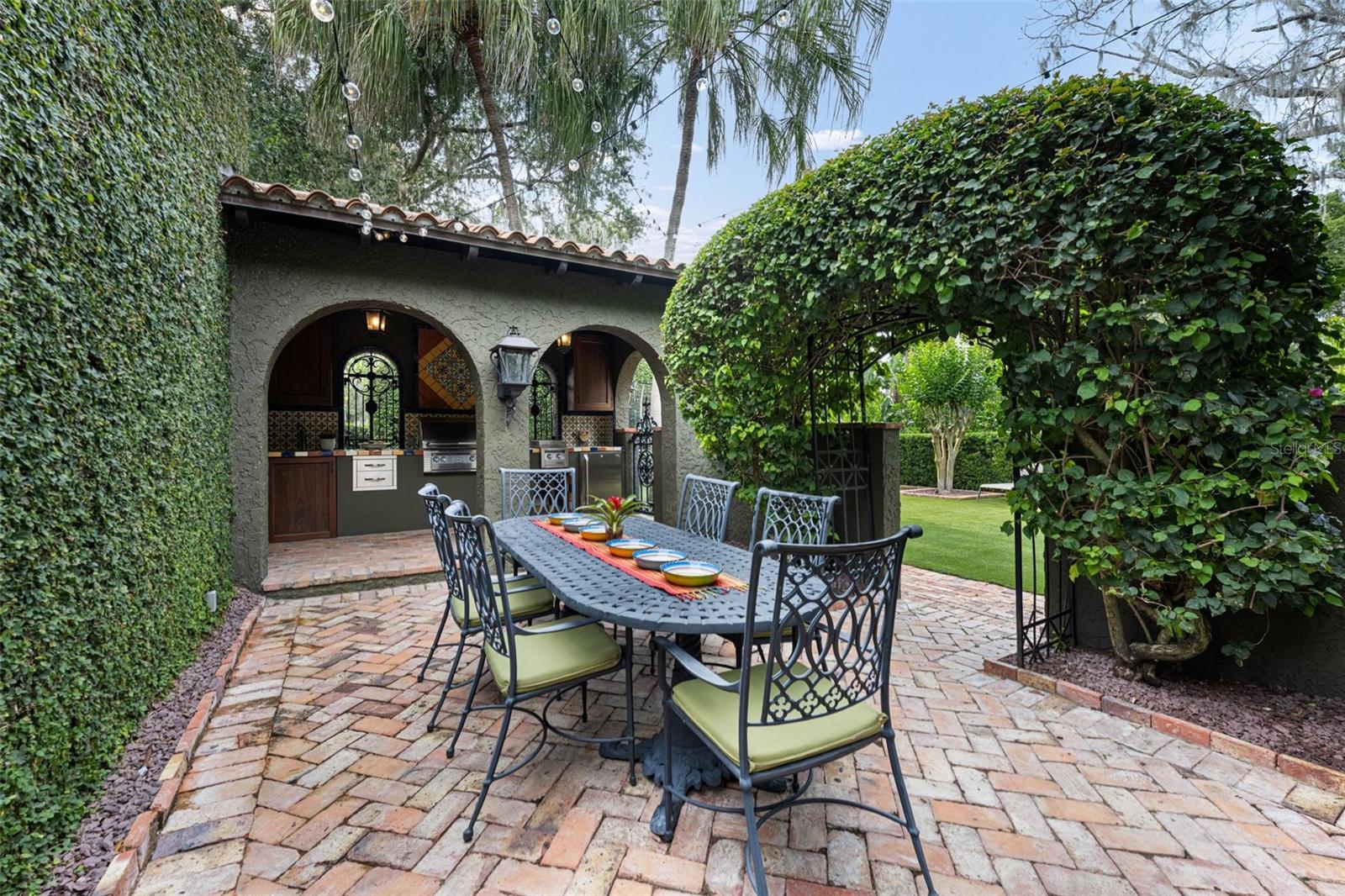 TWELVE OAKS - Residential