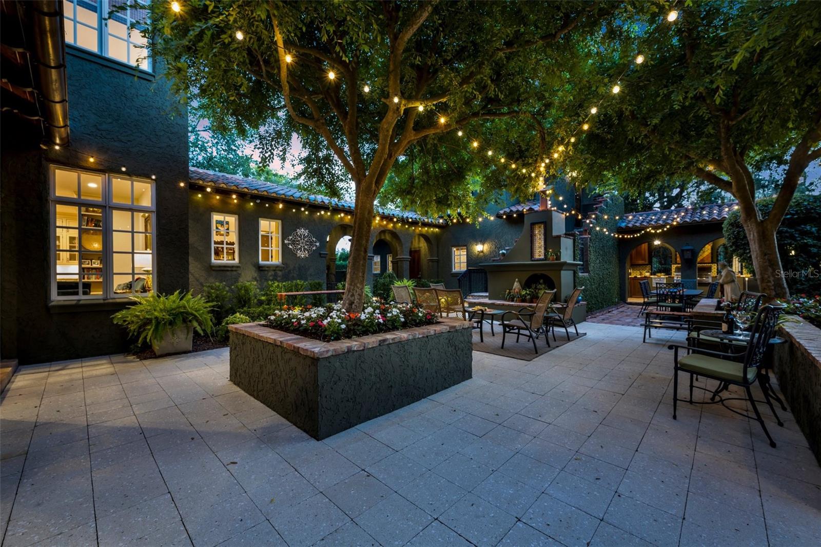 TWELVE OAKS - Residential