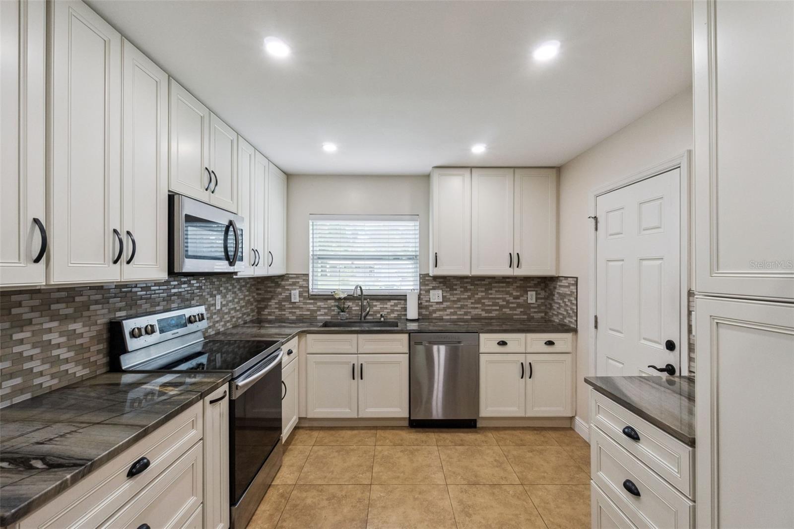 ORANGEWOOD SHADOWWOOD - Residential