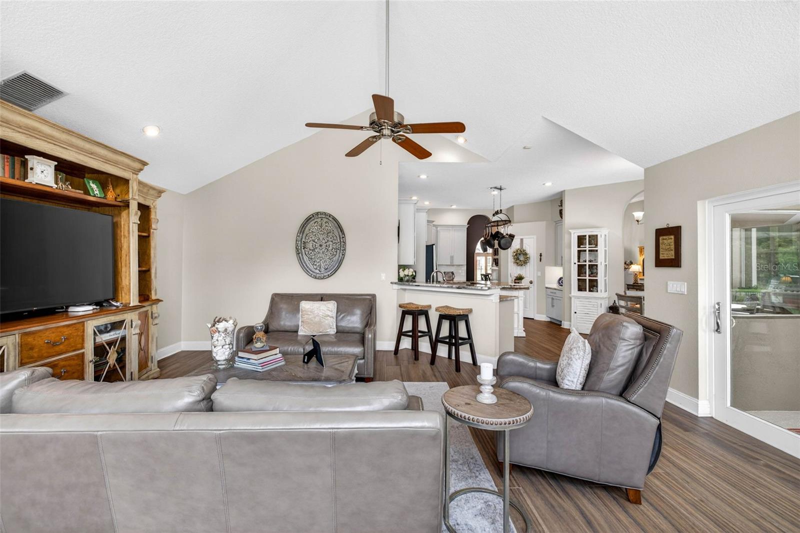 RIVER HILLS COUNTRY CLUB PH - Residential