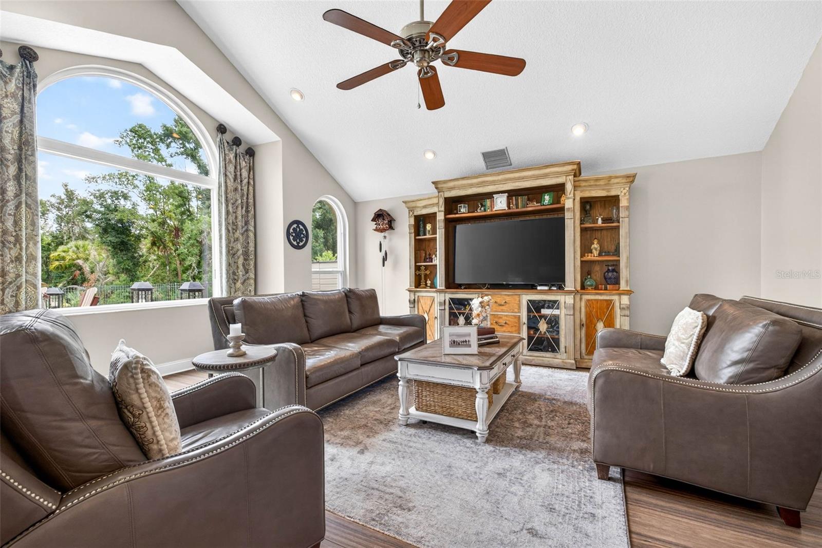RIVER HILLS COUNTRY CLUB PH - Residential