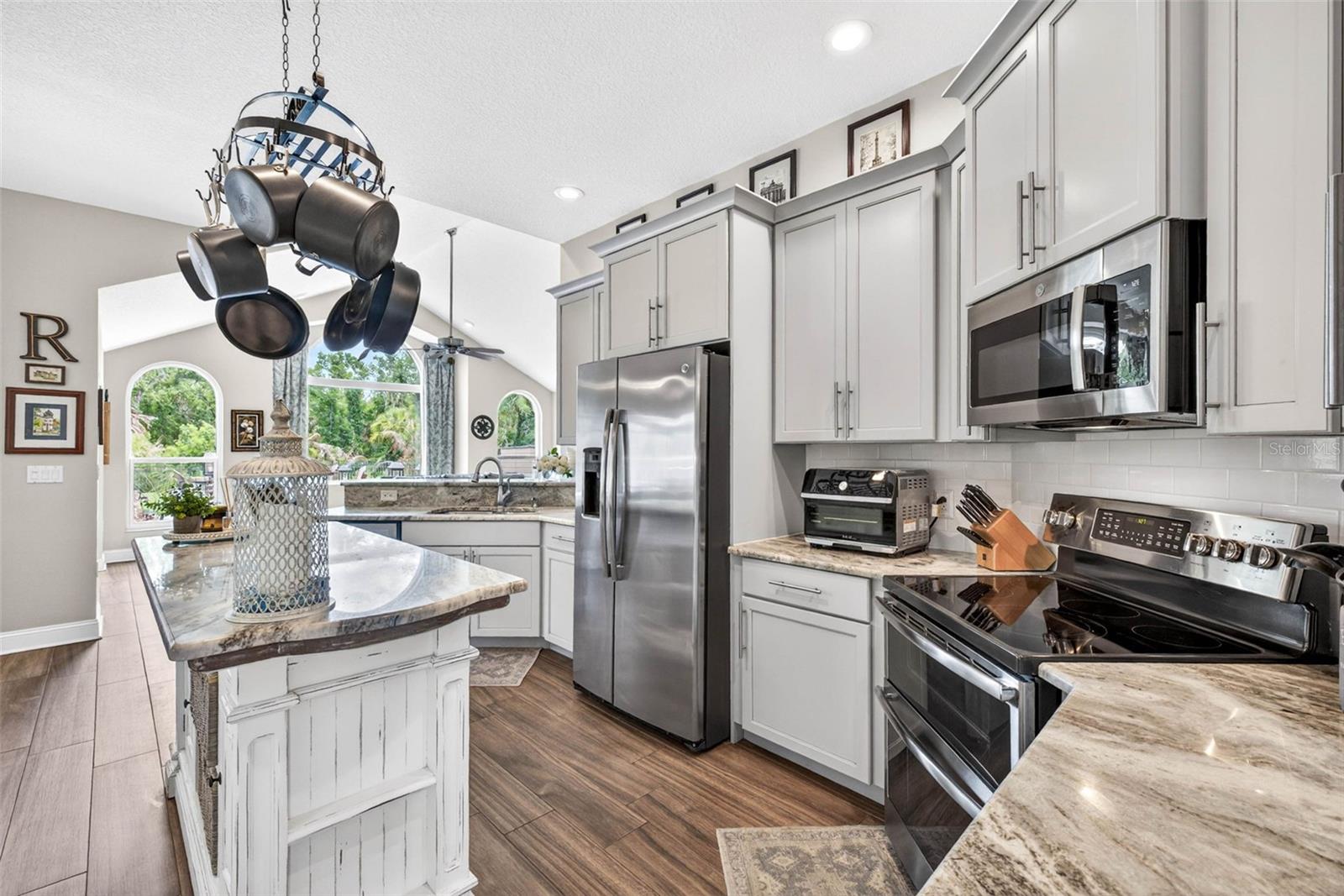 RIVER HILLS COUNTRY CLUB PH - Residential