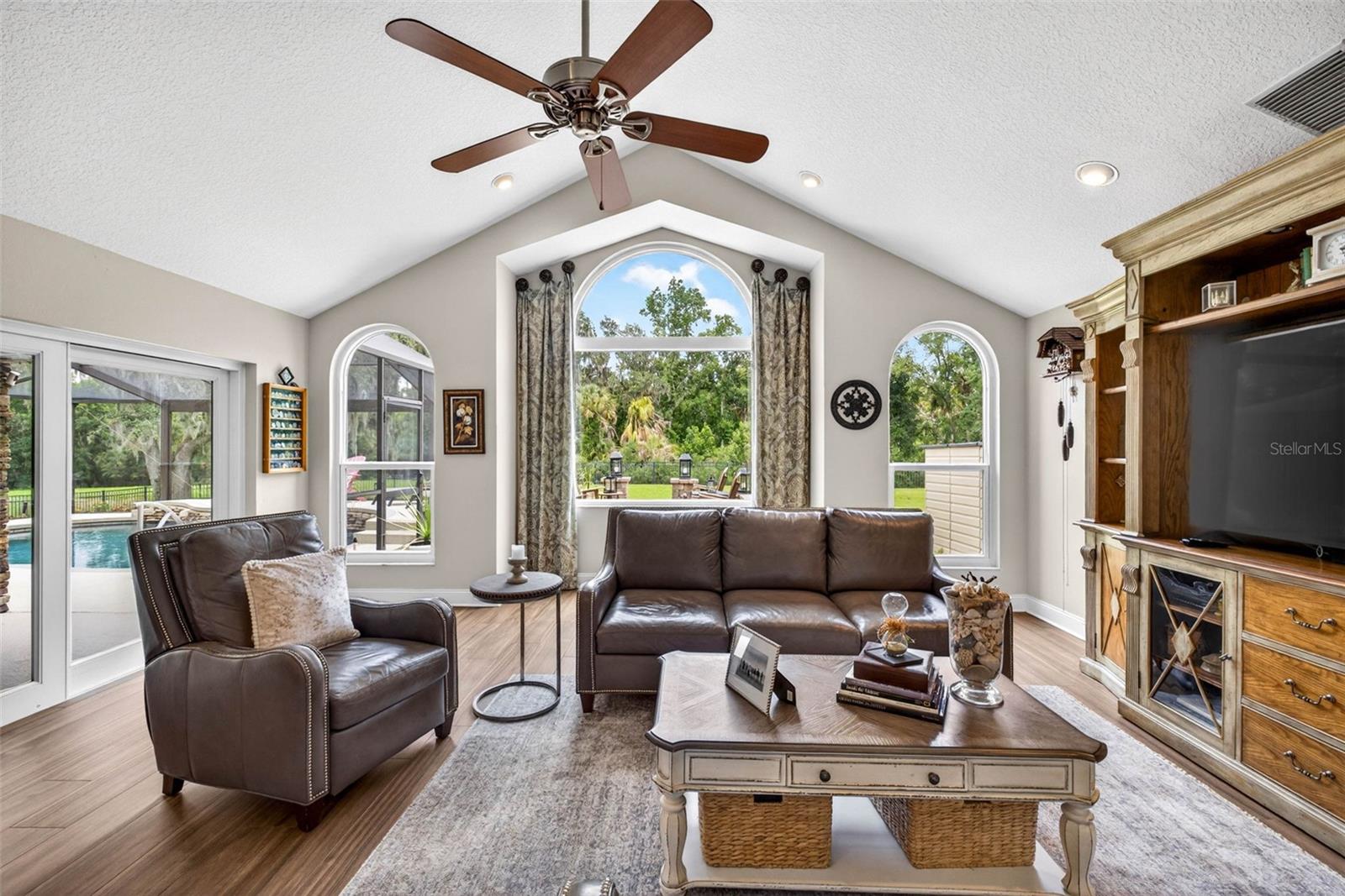 RIVER HILLS COUNTRY CLUB PH - Residential