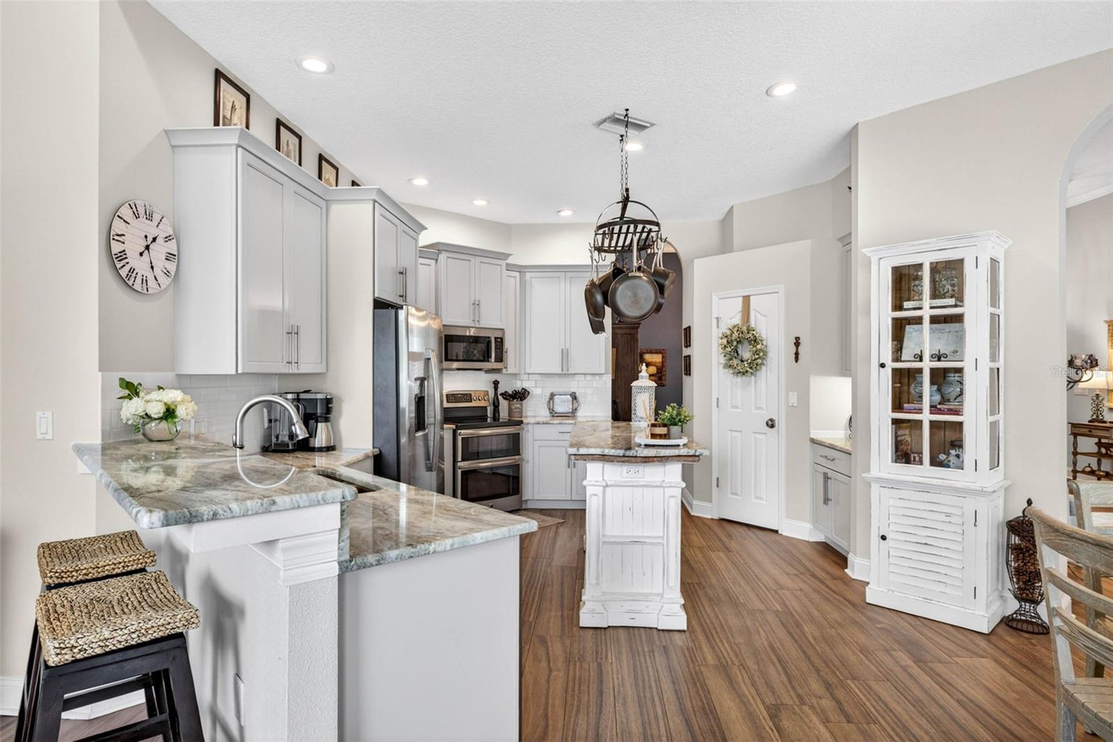 RIVER HILLS COUNTRY CLUB PH - Residential