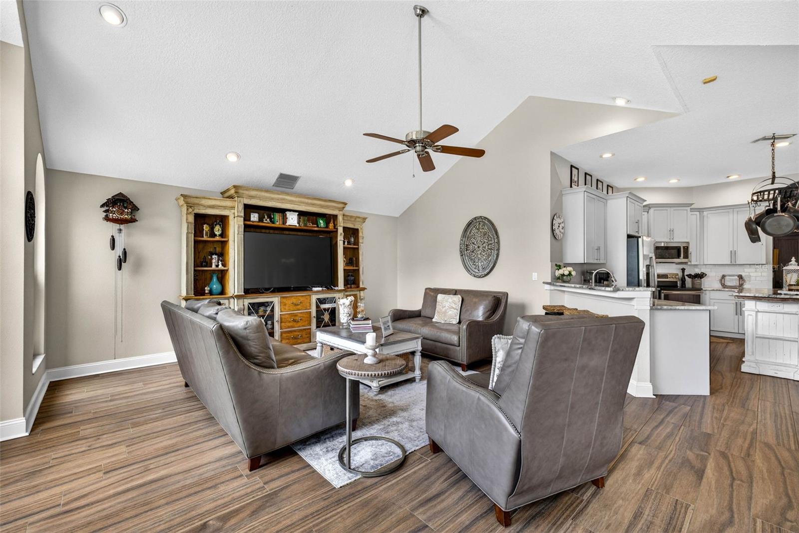 RIVER HILLS COUNTRY CLUB PH - Residential